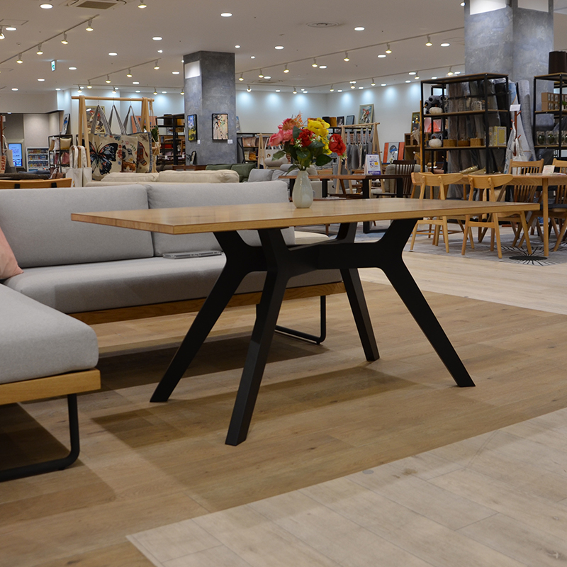 center-leg-table-2